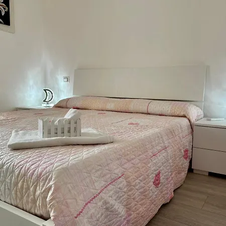 Iris Apartment *